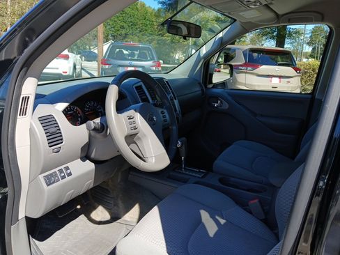 Used 2018 Nissan Frontier SV image 18