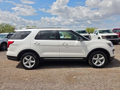 Used 2018 Ford Explorer XLT w/ Equipment Group 202A FWD image 5