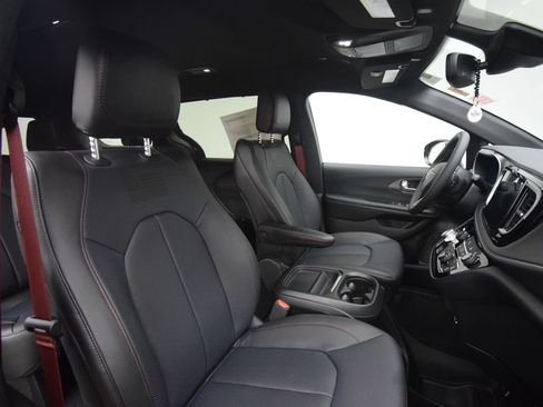 New 2027 Chrysler Pacifica Select AWD/4WD image 16