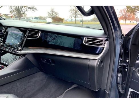 Used 2023 Jeep Wagoneer L Series III w/ Premium Group I image 17