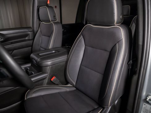 Used 2023 GMC Yukon XL SLT w/ SLT Premium Package AWD/4WD image 5