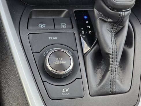 Used 2024 Toyota RAV4 LE AWD/4WD image 9