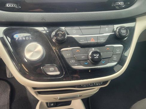 Used 2022 Chrysler Voyager LX image 17