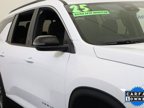 Used 2025 Chevrolet Traverse LT image 3
