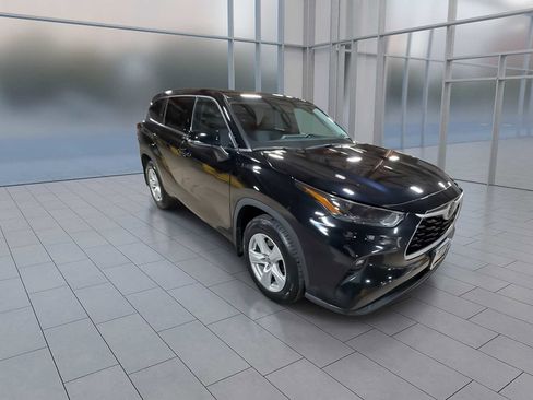 Certified 2022 Toyota Highlander LE image 2