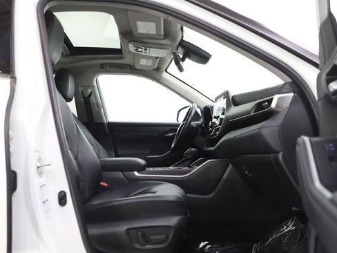 Used 2022 Toyota Highlander XLE image 11