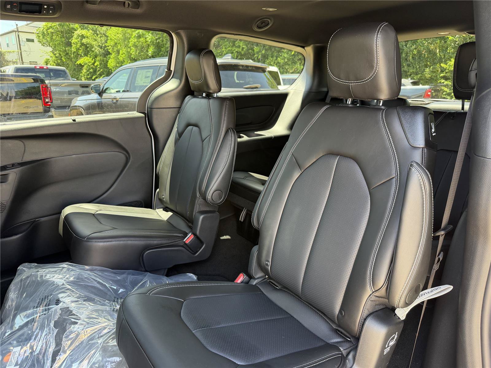 New 2027 Chrysler Pacifica Select FWD image 16
