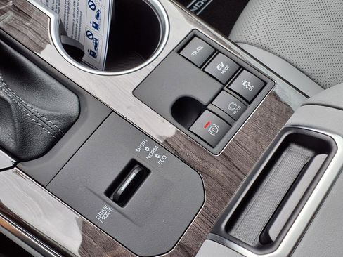 New 2026 Toyota Highlander Platinum AWD/4WD image 18