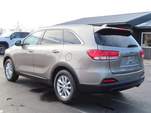 Used 2017 Kia Sorento LX w/ LX Convenience Package image 4