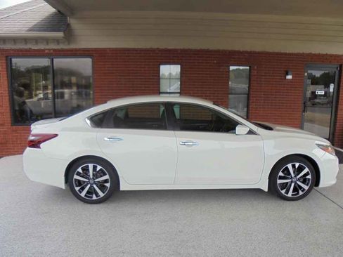 Used 2017 Nissan Altima 2.5 SR image 2