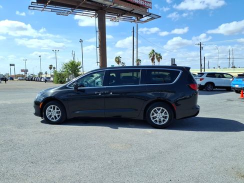 Used 2023 Chrysler Voyager LX FWD image 5