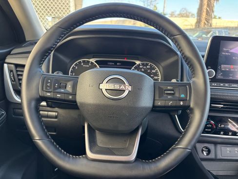 Used 2025 Nissan Rogue SV image 30