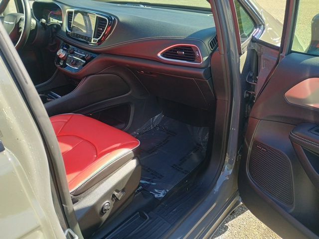 Used 2021 Chrysler Pacifica Limited w/ Uconnect Theater Family Group FWD image 14
