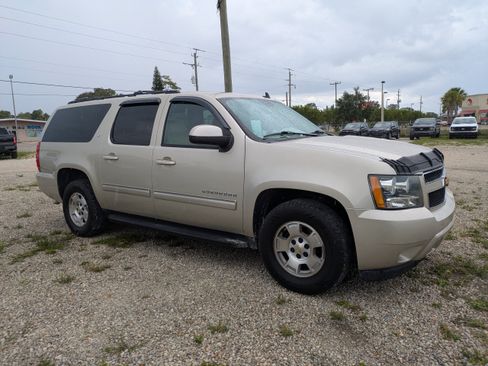 Used 2014 Chevrolet Suburban LT RWD image 2
