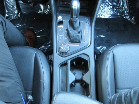 Used 2018 Volkswagen Tiguan SE w/ Panoramic Sunroof Package image 42