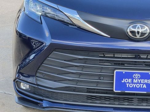 Used 2026 Toyota Sienna XLE FWD image 5