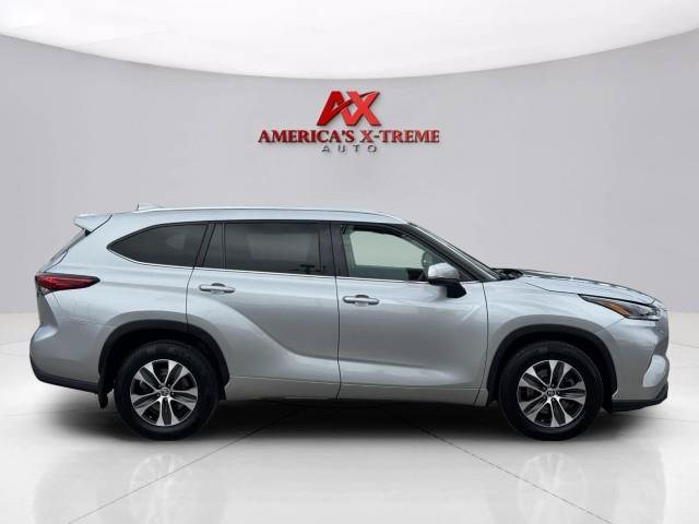 Used 2021 Toyota Highlander XLE AWD/4WD image 7