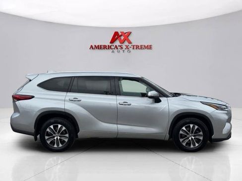Used 2021 Toyota Highlander XLE AWD/4WD image 7