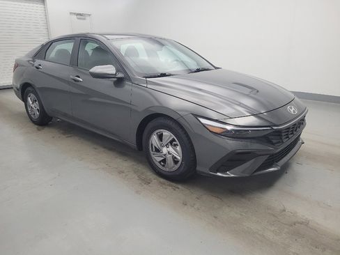Used 2024 Hyundai Elantra SE FWD image 11