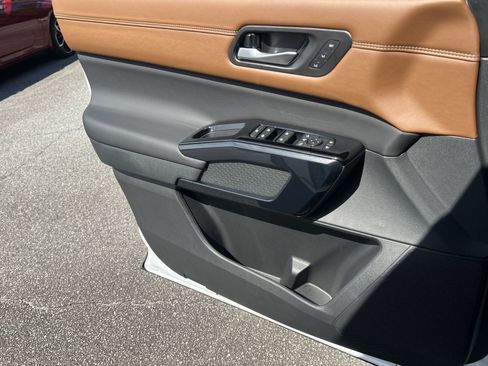New 2026 Nissan Pathfinder Platinum FWD image 14