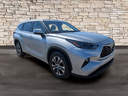 Used 2023 Toyota Highlander XLE image 3