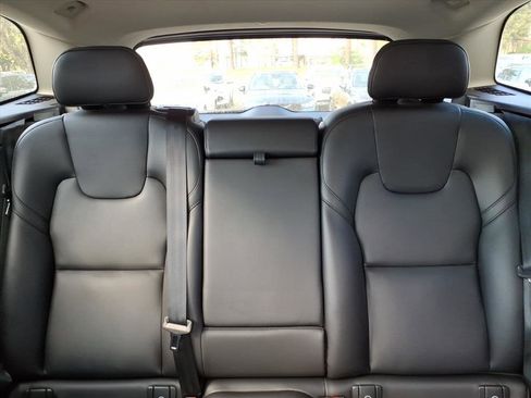 Certified 2025 Volvo XC60 B5 Core image 19