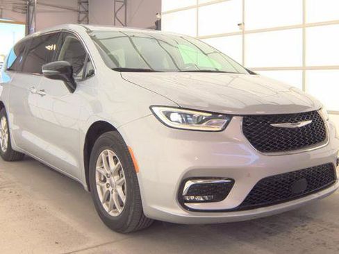 Used 2024 Chrysler Pacifica Touring-L FWD image 3