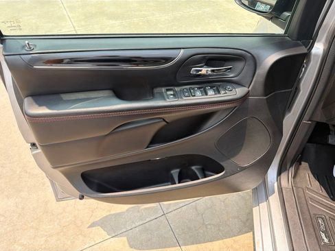 Used 2018 Dodge Grand Caravan GT FWD image 14