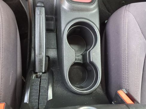 Used 2013 Jeep Wrangler Freedom Edition image 9