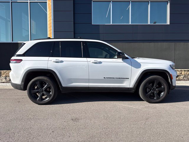 Used 2025 Jeep Grand Cherokee Altitude AWD/4WD image 2