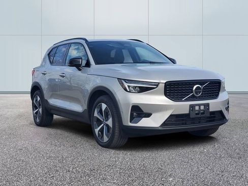 Used 2025 Volvo XC40 B5 Plus image 3