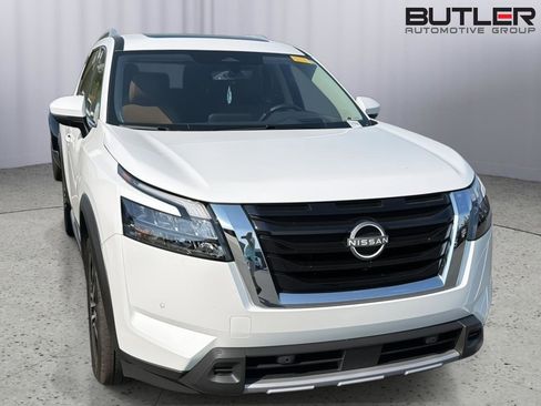 Used 2025 Nissan Pathfinder Platinum FWD image 5