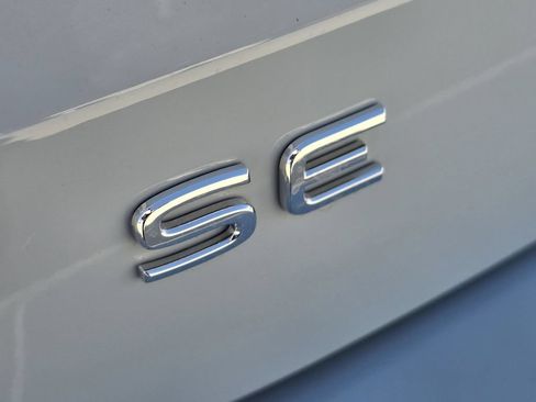 Used 2025 Volkswagen Taos SE FWD image 8