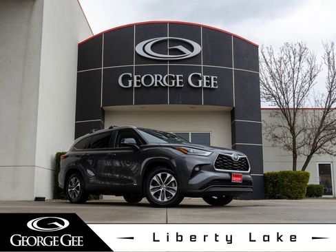 Used 2023 Toyota Highlander XLE image 1