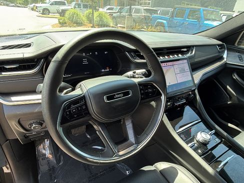 Used 2025 Jeep Grand Cherokee Overland w/ Luxury Tech Group IV AWD/4WD image 25