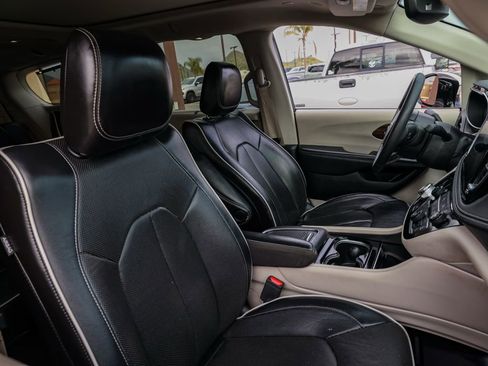 Used 2023 Chrysler Pacifica Limited image 20