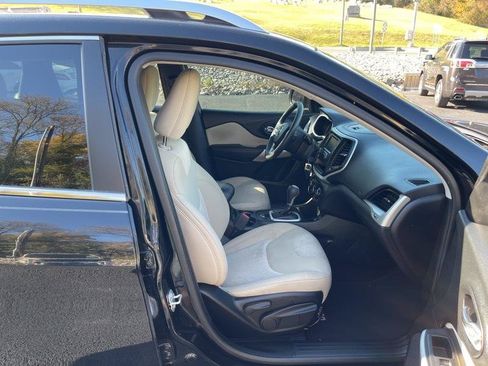 Used 2018 Jeep Cherokee Latitude FWD image 14