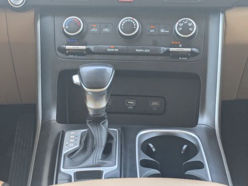 Used 2022 Kia Carnival LX FWD image 22