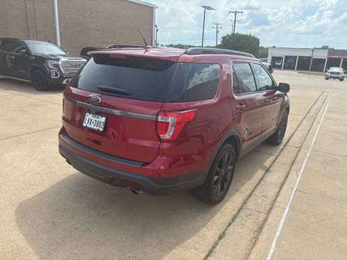 Used 2019 Ford Explorer XLT w/ Equipment Group 202A FWD image 3
