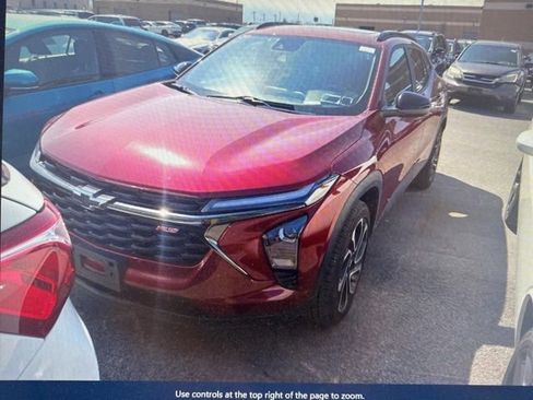 Used 2024 Chevrolet Trax RS w/ Sunroof Package FWD image 2