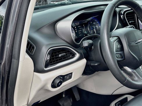 Used 2023 Chrysler Pacifica Touring-L FWD image 10