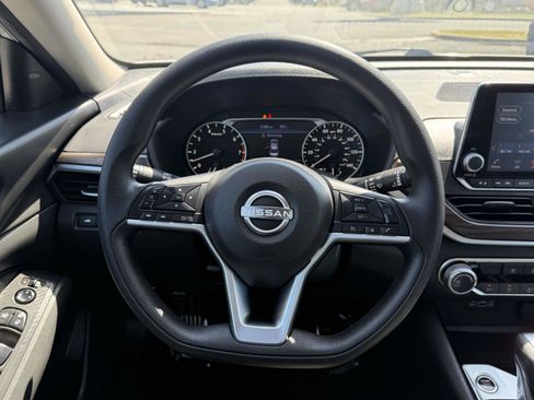 Used 2024 Nissan Altima 2.5 SV FWD image 11