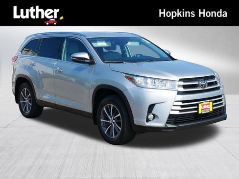 Used 2019 Toyota Highlander XLE AWD/4WD image 1