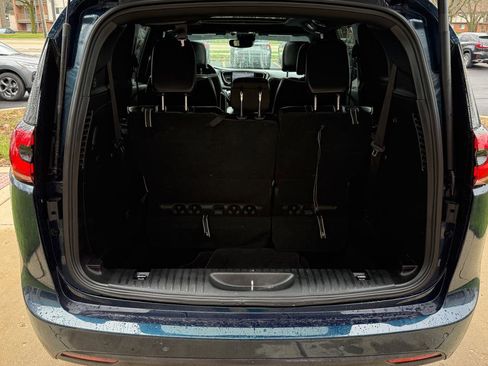 Used 2025 Chrysler Pacifica Limited image 23