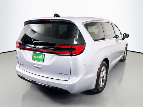 Used 2024 Chrysler Pacifica Limited image 10