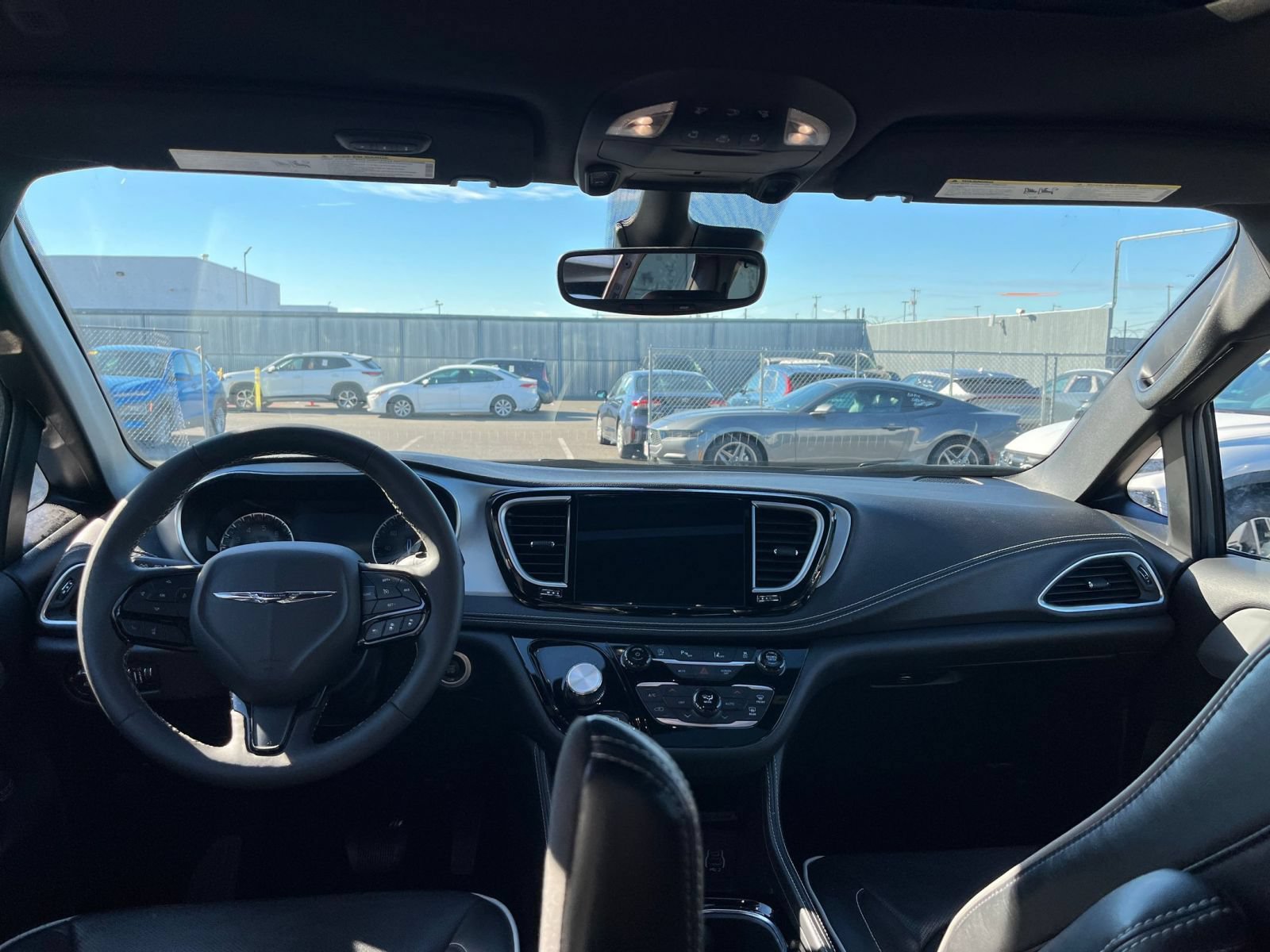 Used 2025 Chrysler Pacifica Limited FWD image 36