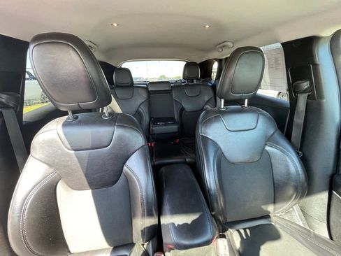 Used 2019 Jeep Cherokee Latitude Plus FWD image 30