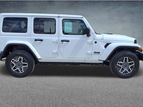 Used 2025 Jeep Wrangler Unlimited Sahara AWD/4WD image 11