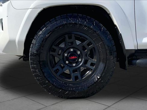 Used 2022 Toyota 4Runner SR5 Premium w/ Moonroof Package RWD image 11