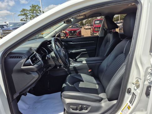 Used 2019 Toyota Camry SE FWD image 2